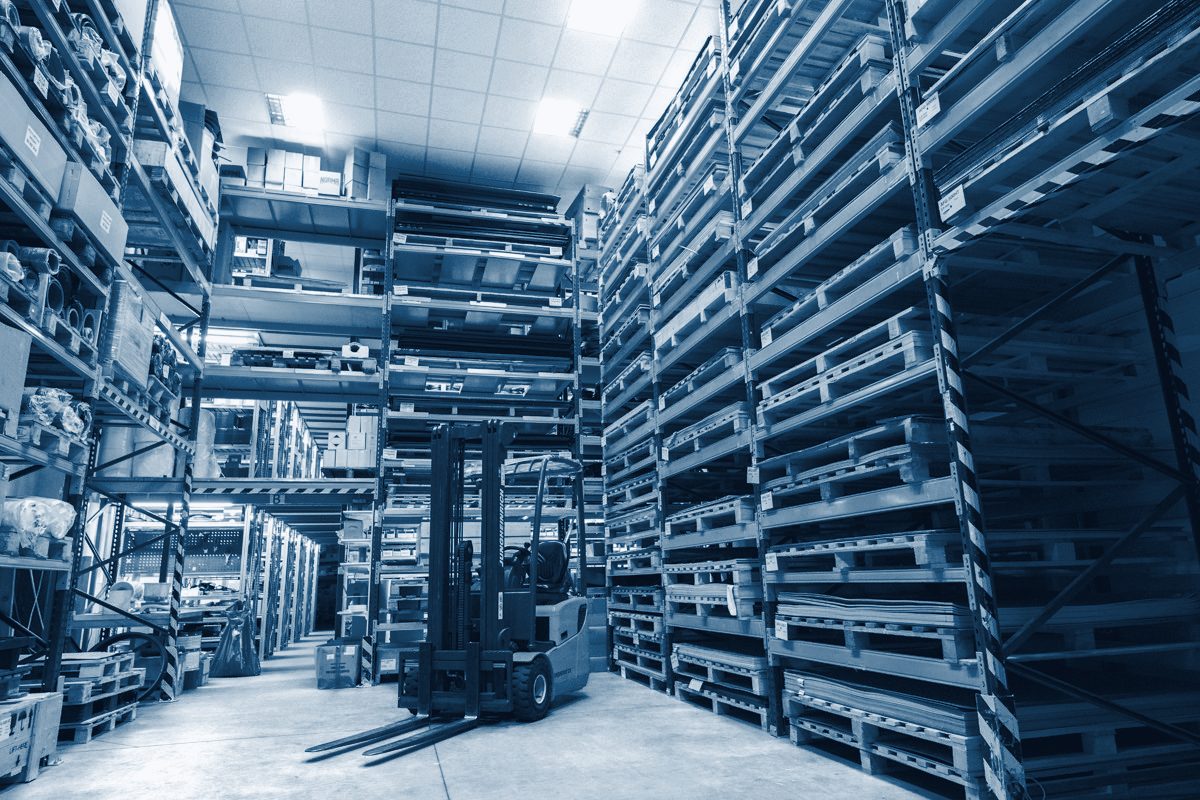 Almacén con estanterías de palés